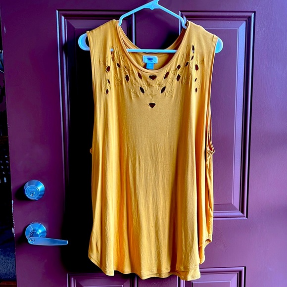 Old Navy Tops - HP Old Navy cutout tank XXL